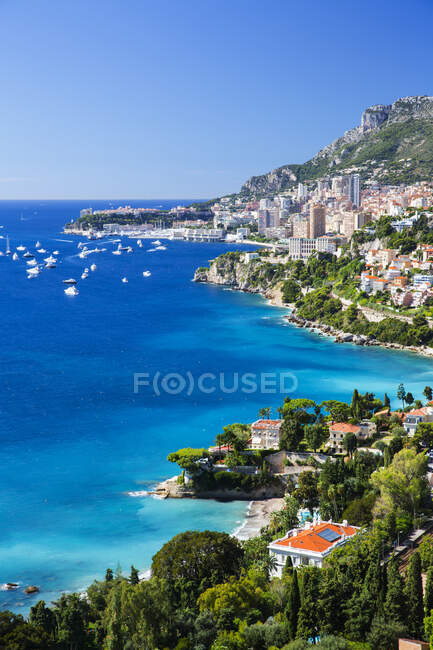Піднятий вид на берегову лінію від Рокебрюна до Монако (Франція). — стокове фото