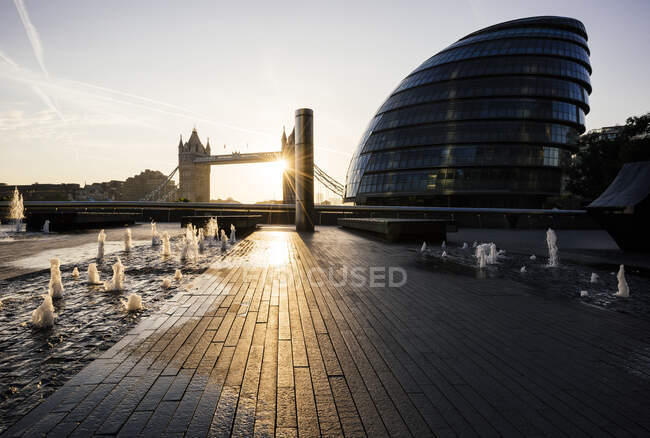 Tower Bridge und The Mayor 's Building bei Sonnenaufgang, London, Großbritannien — Stockfoto