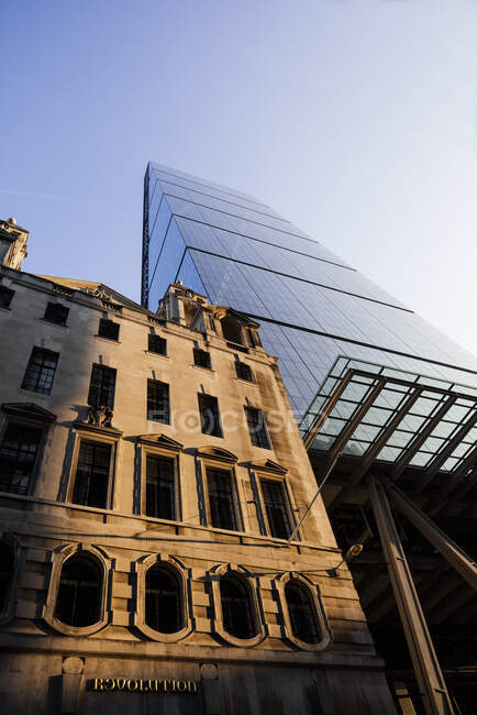 Vista de ángulo ancho bajo del Leadenhall Building, Londres, Reino Unido - foto de stock