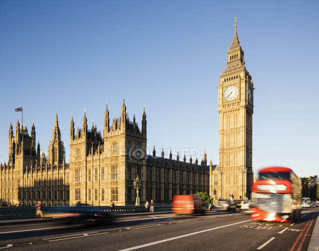 Houses of Parliament, Big Ben and Westminster Bridge in sunlight with blue sky, London, UK — Stock Photo