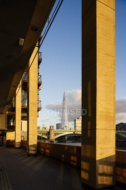 Veduta di The Shard tra i pilastri sul percorso East Thames, Londra, Regno Unito — Foto stock