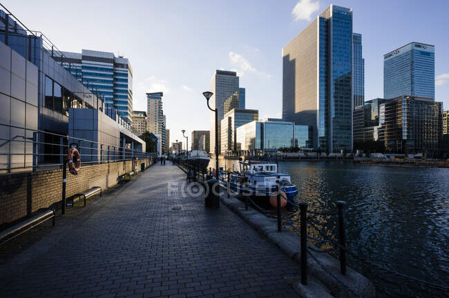 Waterfront em Canary Wharf, Londres, Reino Unido — Fotografia de Stock