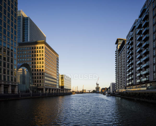 Bürogebäude am Wasser in Canary Wharf, London, Großbritannien — Stockfoto
