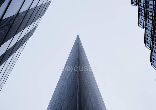 Vista de ángulo bajo de la arquitectura moderna en More London Place, Londres - foto de stock