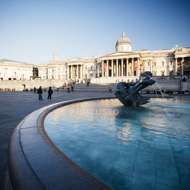 The National Gallery and Trafalgar Square fountain, London, UK — Stock Photo