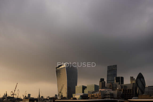 Місто на горизонті з будівлею радіоприймачів, Лондон, ук — стокове фото