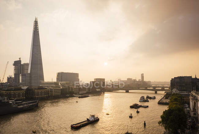 Vista de alto ángulo del río Támesis y el edificio The Shard, Londres, Reino Unido - foto de stock
