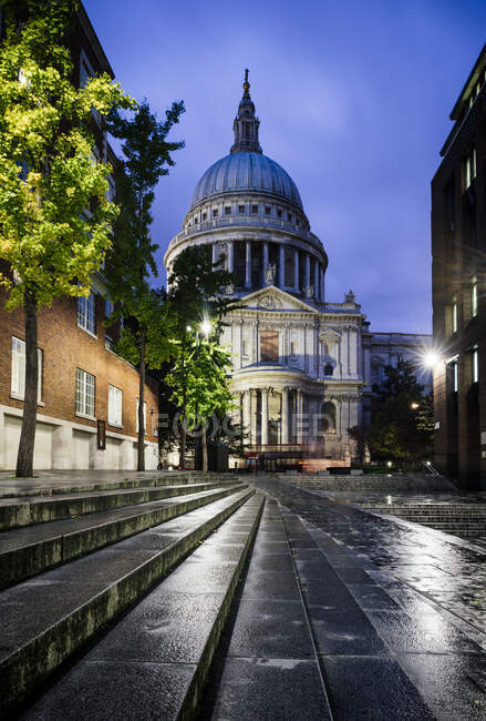 View of St Pauls cathedral at night, London, UK — Stock Photo
