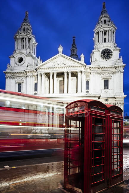 View of entrance of St Pauls cathedral and red phone box at nigh — Stock Photo