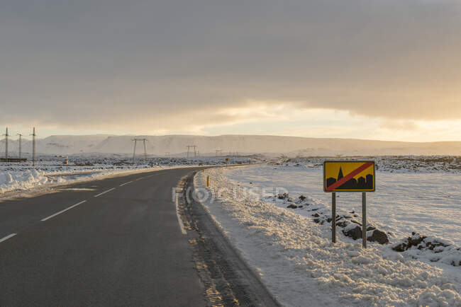 Segnaletica stradale sulla strada rurale in inverno, Reykjanes, Islanda meridionale — Foto stock