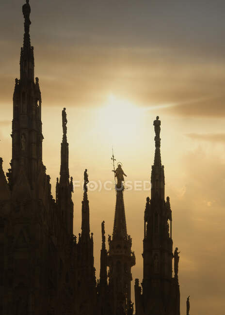 Pôr do sol silhueta estátua da Madonna (la Madonnina) — Fotografia de Stock
