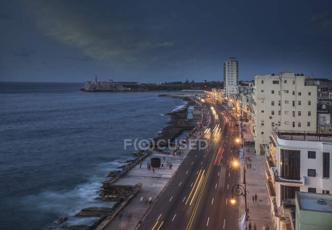 Высокоугольный вид движения на Эль-Малекон в сумерках, Гавана, Куба — стоковое фото