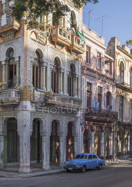 Carro vintage azul e arquitetura colonial no Paseo del Prado, Havana — Fotografia de Stock