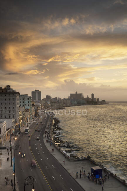 Vue en angle élevé de la circulation en bord de mer sur El Malecon au crépuscule, Hav — Photo de stock