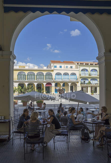 Tourist relaxing at sidewalk cafe in Plaza Vieja, Havana, Cuba — Stock Photo