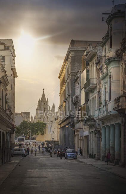 Sonnenuntergang in der Straße Alt Havanna, Havanna, Kuba — Stockfoto