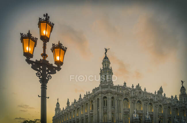 View of the Great Theatre of Havana and streetlamp at dusk, Havana — Stock Photo
