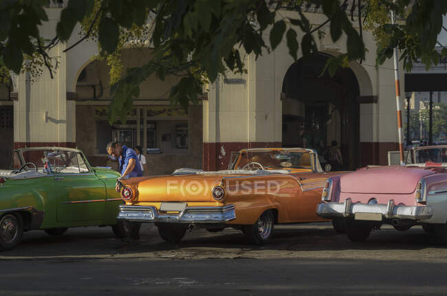 Carros antigos conversíveis estacionados no Paseo del Prado, Havana, Cuba — Fotografia de Stock