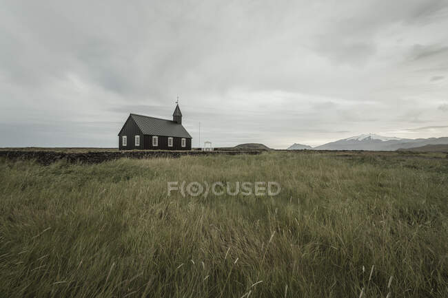 Chiesa di Budarkirkja nel paesaggio campo, Budir, Pene di Snaefellsnes — Foto stock