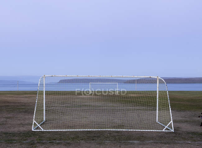 Buts de football sur le terrain de jeu, Drangsnes, Westfjords, Islande — Photo de stock