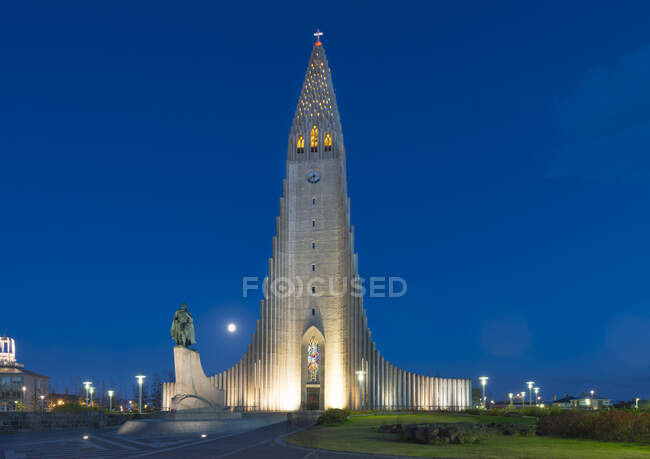 Hallgrimskirkja church and statue illuminated at night, Reykjavik — Stock Photo