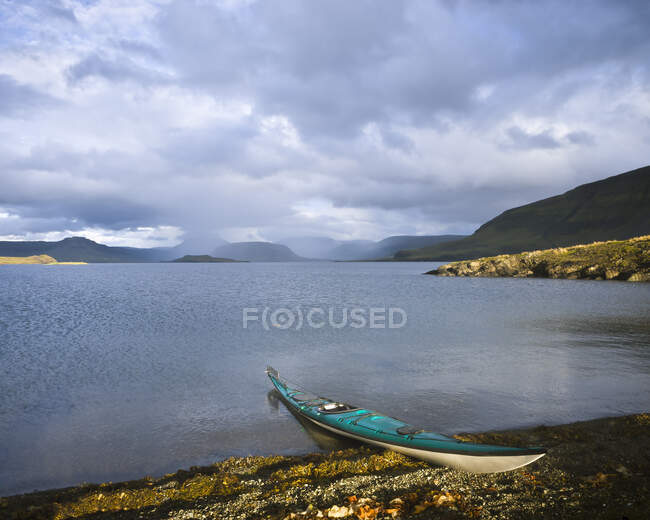Kayak sulla costa della baia di Hvalfjordur, Hvalfjordur, Islanda — Foto stock