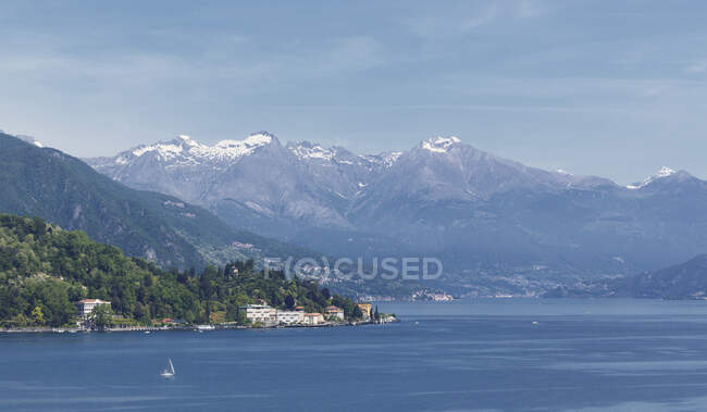 Vista elevada del yate en el Lago de Como, Italia - foto de stock