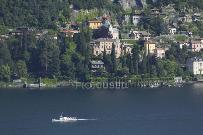 Elevated view of ferry and the village of Laglio village, Lake Como — Stock Photo