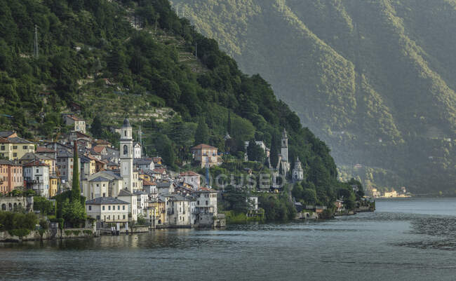 Vista elevada da vila de Brienno no Lago de Como, Itália — Fotografia de Stock