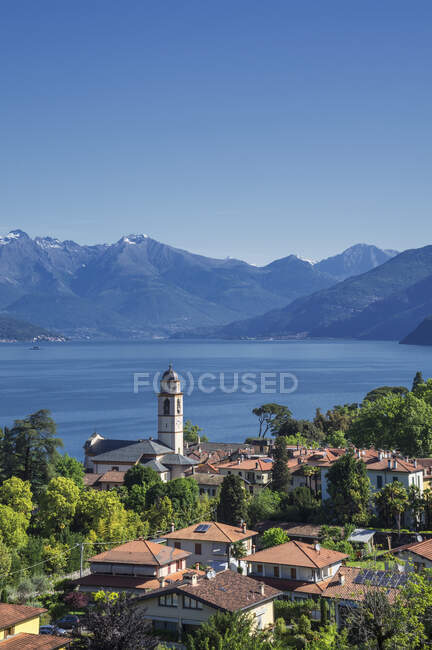 Vista elevada del pueblo de Bellagio y el lago de Como, Italia - foto de stock