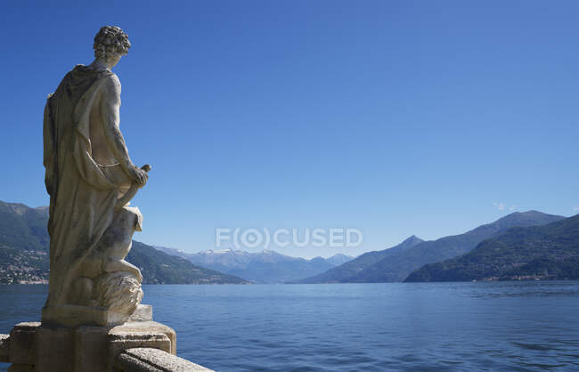 Estatua en la terraza de Villa del Balbianello, Lago de Como, Italia - foto de stock