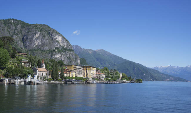 Vista del pueblo frente al mar, Lago de Como, Italia - foto de stock