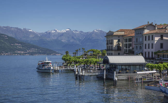 Ferry au bord de l'eau du village Bellagio, Lac de Côme, Italie — Photo de stock