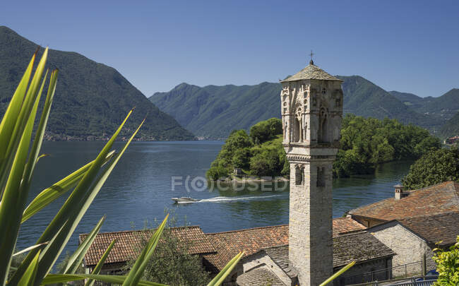 Vista elevada de los tejados y campanario de Ossuccio, Lago de Como, Italia - foto de stock