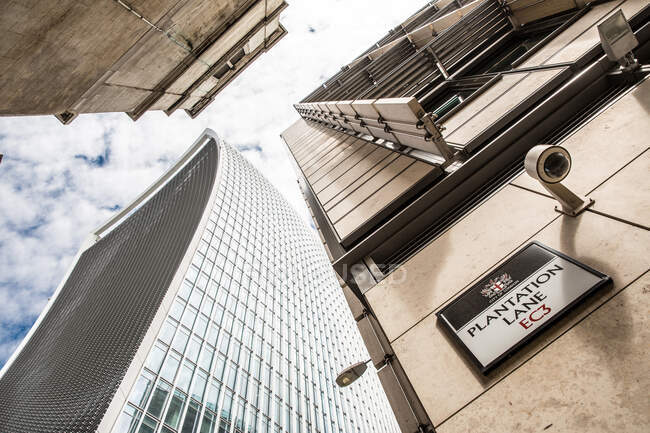 Будівля Walkie Talkie, низький кут огляду в Лондоні, Англія, Велика Британія — стокове фото