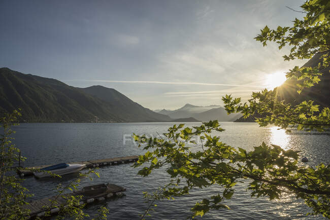 Vue surélevée du lever du soleil sur le lac de Côme, Italie — Photo de stock
