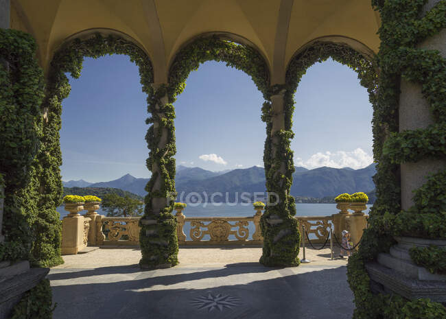Arches in garden terrace of Villa del Balbianello, Lake Como, Italy — стокове фото
