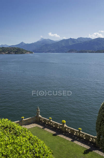 Vista ad alto angolo della terrazza giardino di Villa del Balbianello, Lago di como — Foto stock