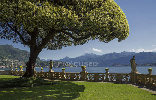 Terraza jardín de Villa del Balbianello, Lago de Como, Italia - foto de stock