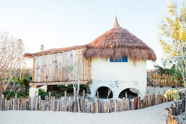 Традиционное гостиничное здание, Тулиара, Мадагаскар, Африка — стоковое фото