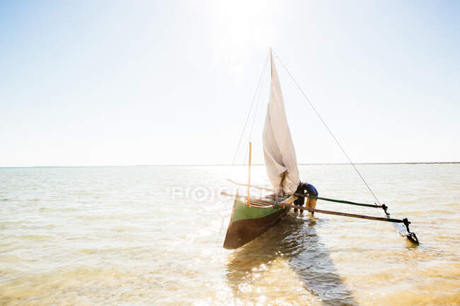 Barca a vela Pirogue in mare, Toliara, Madagascar, Africa — Foto stock