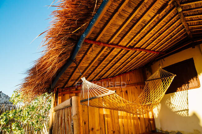 Amaca vuota fuori dall'edificio tradizionale dell'hotel, Toliara, Madag — Foto stock