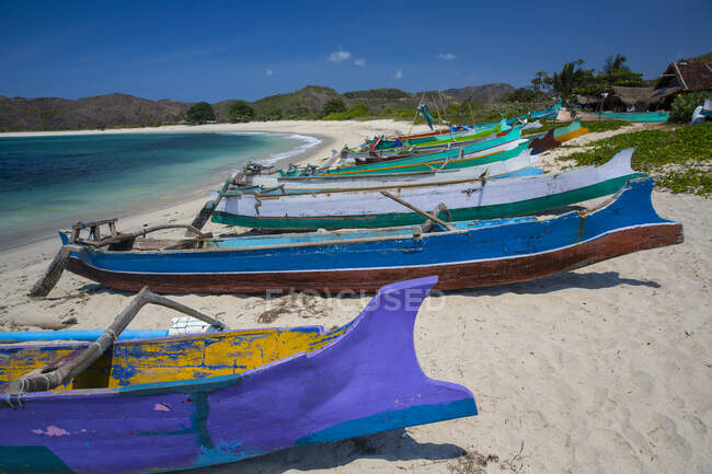Colorful fishing boats on Mawun beach, Pantai Mawun, Lombok, Indonesia — Stock Photo