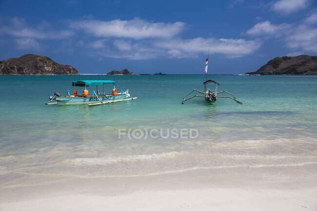 Bateaux de pêche, Tanjung Aan Beach, Lombok, Indonésie — Photo de stock