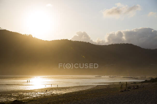 Puesta de sol silueta en la playa de Kuta, Lombok, Indonesia - foto de stock