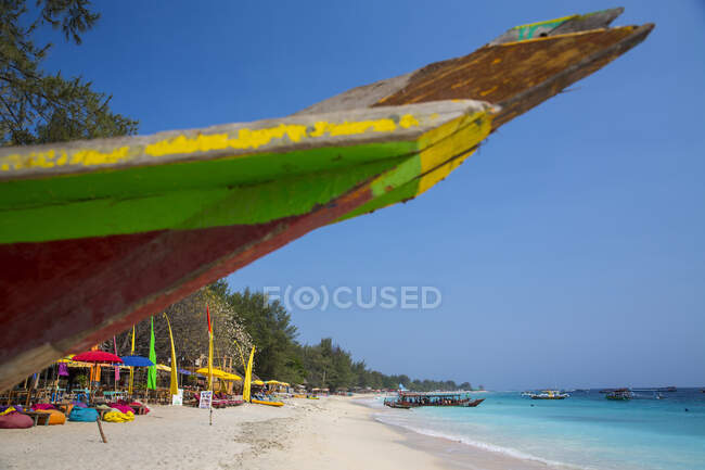 Colorful beach umbrellas and fishing boat, Gili Trawangan, Lombo — Stock Photo