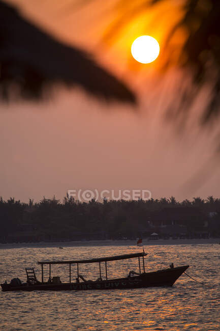 Bateau de pêche au coucher du soleil, Gili Meno, Lombok, Indonésie — Photo de stock
