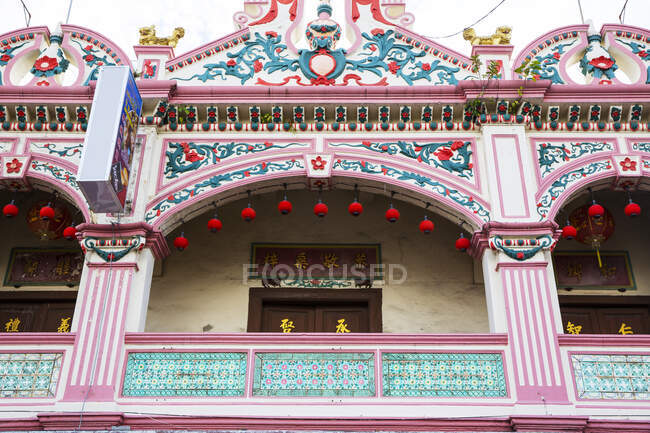 Bâtiment colonial décoré avec balcon, Malacca, Malaisie — Photo de stock