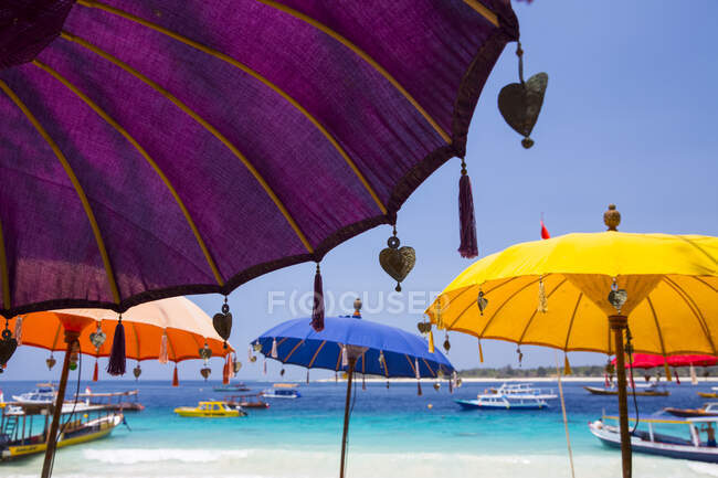 Кольорові парасольки пляжу на пляжі, Gili Trawangan, Lombok, Indon — стокове фото