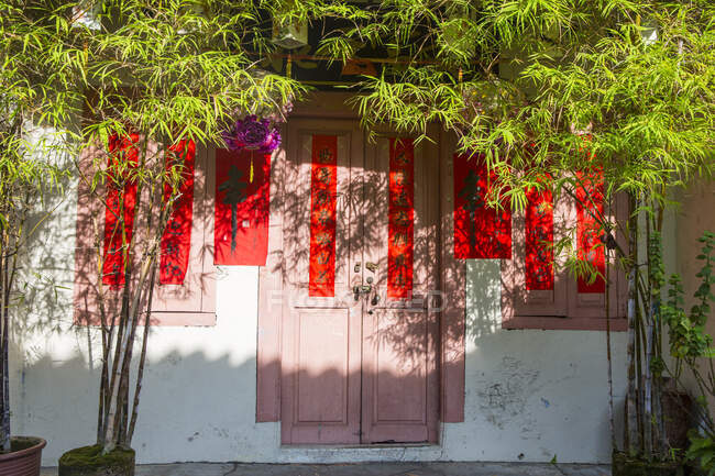 Building with pink and red window shutters, Malacca, Malaysia — Stock Photo